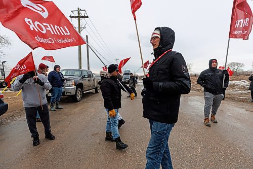 MIKE DEAL / WINNIPEG FREE PRESS
An information picket line at Marion Street and Paulette Duguay Street slows down trucks unloading goods that were delivered by a CN train that was safely stopped the previous evening during a solidarity action by Unifor members in Winnipeg as part of an escalation caused by the company’s use of scab labour in Halifax.
240315 - Friday, March 15, 2024.