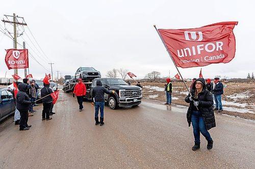 MIKE DEAL / WINNIPEG FREE PRESS
An information picket line at Marion Street and Paulette Duguay Street slows down trucks unloading goods that were delivered by a CN train that was safely stopped the previous evening during a solidarity action by Unifor members in Winnipeg as part of an escalation caused by the company’s use of scab labour in Halifax.
240315 - Friday, March 15, 2024.