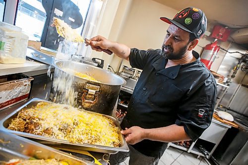 JOHN WOODS / FREE PRESS
Jehangir Khan, owner of the Barbecue Hut, prepares Chicken Biryani for an Iftar buffet Tuesday, March 19, 2024. 

Reporter: av