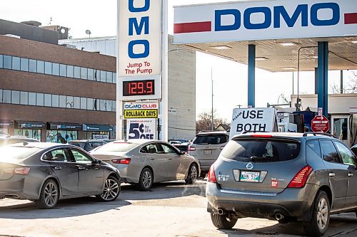 MIKAELA MACKENZIE / FREE PRESS

Cars line up at the Ness Domo gas station, which had previously run out of gas, in Winnipeg on Wednesday, March 20, 2024. 

For Gabby story.