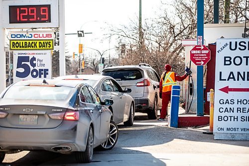 MIKAELA MACKENZIE / FREE PRESS

Cars line up at the Ness Domo gas station, which had previously run out of gas, in Winnipeg on Wednesday, March 20, 2024. 

For Gabby story.