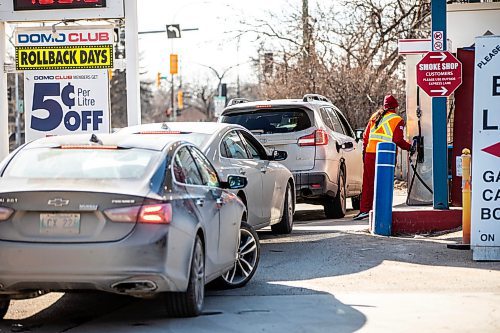 MIKAELA MACKENZIE / FREE PRESS

Cars line up at the Ness Domo gas station, which had previously run out of gas, in Winnipeg on Wednesday, March 20, 2024. 

For Gabby story.