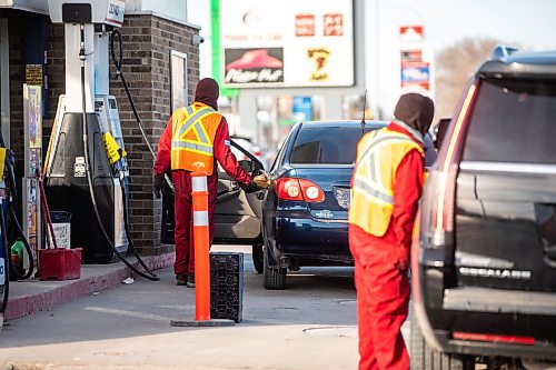MIKAELA MACKENZIE / FREE PRESS
Employees turn customers away at the Northgate Domo gas station, which ran out of regular gas (but still had premium available at the time of shooting), in Winnipeg on Wednesday, March 20, 2024.
For Gabby story.