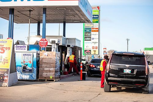 MIKAELA MACKENZIE / FREE PRESS

Employees turn customers away at the Northgate Domo gas station, which ran out of regular gas (but still had premium available at the time of shooting), in Winnipeg on Wednesday, March 20, 2024. 

For Gabby story.