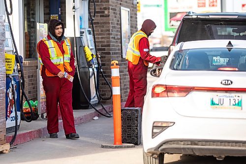 MIKAELA MACKENZIE / FREE PRESS

Employees turn customers away at the Northgate Domo gas station, which ran out of regular gas (but still had premium available at the time of shooting), in Winnipeg on Wednesday, March 20, 2024. 

For Gabby story.