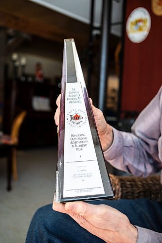 MIKAELA MACKENZIE / FREE PRESS

Performer Al Simmons with his 1997 Juno award, which he enjoys passing around to audiences, on Thursday, March 21, 2024. 

For arts story.