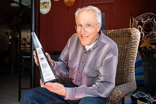 MIKAELA MACKENZIE / FREE PRESS

Performer Al Simmons with his 1997 Juno award, which he enjoys passing around to audiences, on Thursday, March 21, 2024. 

For arts story.