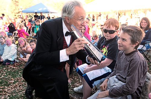 Brandon Sun Juno Award winning children's entertainer Al Simmons lets Zachary Nay-Jackson, 8, be the first one to pass around his Juno during his performance at Princess Park on Sunday afternoon. (Bruce Bumstead/Brandon Sun)