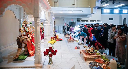 JOHN WOODS / FREE PRESS
People worship and make offerings at Holi celebrations at the Hindu Temple on St Anne&#x2019;s in Winnipeg Sunday, March 24, 2024. 

Reporter: Ramona