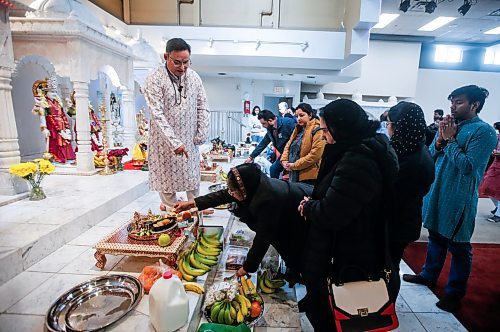 JOHN WOODS / FREE PRESS
Hindu Society of Manitoba Pandit Venkat Machiraju talks to people as they worship and make offerings at Holi celebrations at the Hindu Temple on St Anne&#x2019;s in Winnipeg Sunday, March 24, 2024. 

Reporter: Ramona
