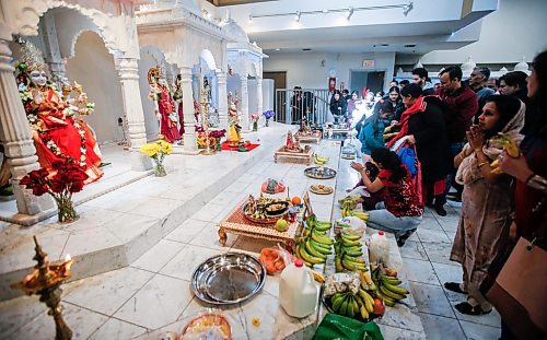 JOHN WOODS / FREE PRESS
People worship and make offerings at Holi celebrations at the Hindu Temple on St Anne&#x2019;s in Winnipeg Sunday, March 24, 2024. 

Reporter: Ramona