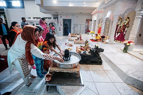 JOHN WOODS / FREE PRESS
Ratna Jaswal with her daughter Bhawya Janjua, left, and niece Tasha Singla worship and make offerings at Holi celebrations at the Hindu Society of Manitoba Temple on St Anne&#x2019;s in Winnipeg Sunday, March 24, 2024. 

Reporter: Ramona