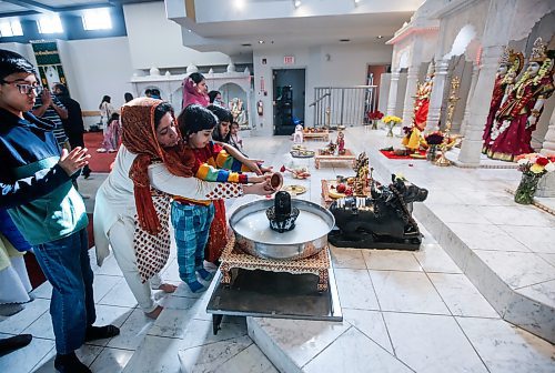 JOHN WOODS / FREE PRESS
Ratna Jaswal with her daughter Bhawya Janjua, left, and niece Tasha Singla worship and make offerings at Holi celebrations at the Hindu Society of Manitoba Temple on St Anne&#x2019;s in Winnipeg Sunday, March 24, 2024. 

Reporter: Ramona
