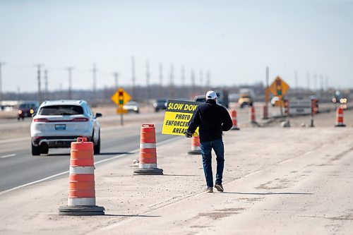 BROOK JONES / FREE PRESS
Todd Dube of Wise Up Winnipeg is carrying a sign alerting drivers to slow down because the Winnipeg Police Service is using photo radar and enforcement equipment to monitor the speed of vehicles and photograph vehicles that are speeding in the construction zone for the St. Mary's Road interchange at the Perimeter Highway in Winnipeg, Man., Monday, March 25, 2024.