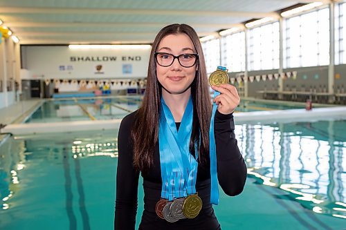 BROOK JONES / FREE PRESS
Junior Bisons Para swimmer Maxine Lavitt, 20, holds one of three gold medals she won at the 2024 Speedo Western Canadian Championships which took place at the Pan Am Pool in Winnipeg, Man., March 21 to 24, 2024. Lavitt , who was pictured at the Joyce Fromson Pool at the University of Manitoba Fort Garry campus in Winnipeg, Man., Monday, March 25, 2024, also won three silver medals and one bronze medal at the Western Canadian Championships.