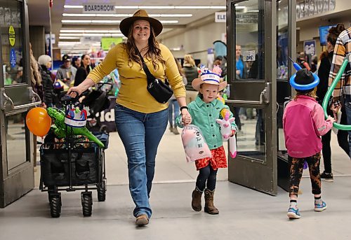 Michelle Jackson pulls a wagon with her three-year-old son and holds her five-year-old daughter Blake's hand at the Royal Manitoba Winter Fair on Monday. (Michele McDougall/The Brandon Sun) 