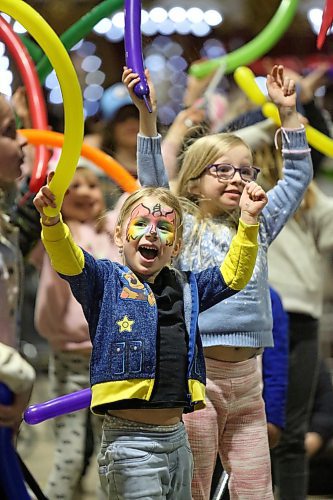 Paxton McMillan cheers during the Doodles the Clown show on Tuesday afternoon in the Royal Food Court during the second day of the Royal Manitoba Winter Fair. (Matt Goerzen/The Brandon Sun)