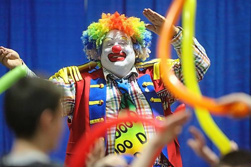 Doodles the Clown performs in front of a crowd of kids in the Royal Food Court at the Royal Manitoba Winter Fair on Tuesday. (Matt Goerzen/The Brandon Sun)