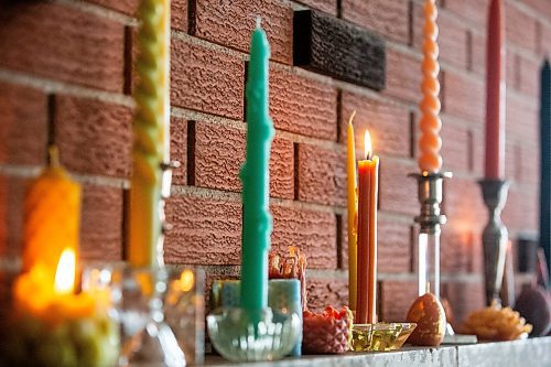 MIKAELA MACKENZIE / FREE PRESS

Lynsey Sable&#x573; candles, which use locally sourced beeswax and natural dyes, in her house in La Broquerie on Monday, March 25, 2024. 

For AV story.