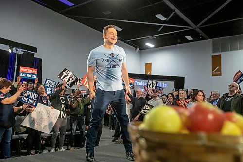 BROOK JONES / FREE PRESS
Conservative Party of Canada Leader Pierre Poilievre talks to a crowd of supporters while a basket of apples are displayed on stage during his 'Spike the Hike - Axe the Tax' rally at the RBC Convention Centre in Winnipeg, Man., Thursday, March 28, 2024. Later on, Poilievre tossed the apples to a few members of the audience.