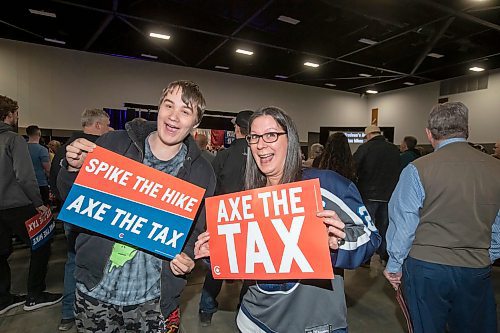 BROOK JONES / FREE PRESS
Winnipeggers Julie Rose (right), 46, and her son Tyree Rose, 15, hold 'Spike the Hike - Axe the Tax' signs before Conservative Party of Canada Leader Pierre Poilievre takes to the stage during his 'Spike the Hike - Axe the Tax' rally at the RBC Convention Centre in Winnipeg, Man., Thursday, March 28, 2024.