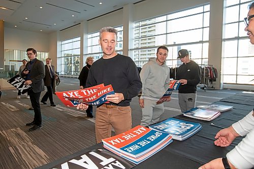 BROOK JONES / FREE PRESS
A support picks up signs during the Conservative Party of Canada Leader Pierre Poilievre's 'Spike the Hike - Axe the Tax' rally at the RBC Convention Centre in Winnipeg, Man., Thursday, March 28, 2024.