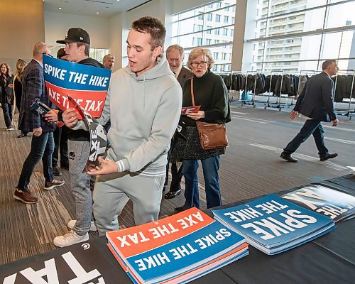BROOK JONES / FREE PRESS
Miguel Borges-Medeiros picks up signs during the Conservative Party of Canada Leader Pierre Poilievre's 'Spike the Hike - Axe the Tax' rally at the RBC Convention Centre in Winnipeg, Man., Thursday, March 28, 2024.
