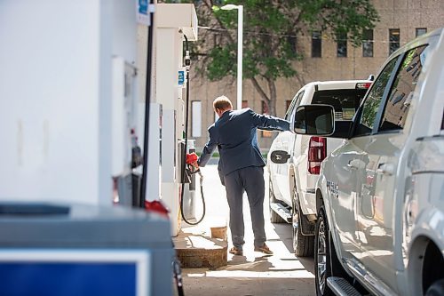 MIKAELA MACKENZIE / WINNIPEG FREE PRESS

Folks pump gas in Winnipeg on Thursday, July 21, 2022. Manitoba's inflation rate is now 9.4 per cent (the second highest in Canada), and high gas prices are not helping the matter. For Carol story.
Winnipeg Free Press 2022.
