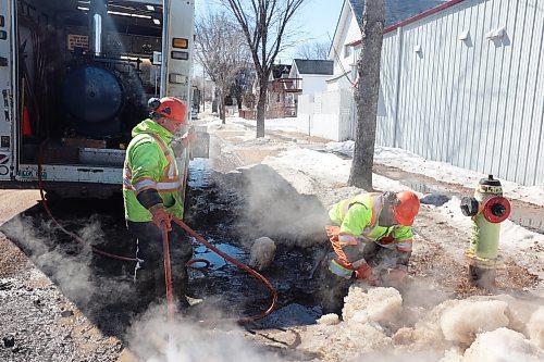 02042024
Boiler Operator Kevin Woychyshyn and Operator Zack Gottfried with the City of Brandon use steam to melt ice covering access to an isolation valve for a fire hydrant so they can cut off water to the hydrant for maintenance on Tuesday.
(Tim Smith/The Brandon Sun)