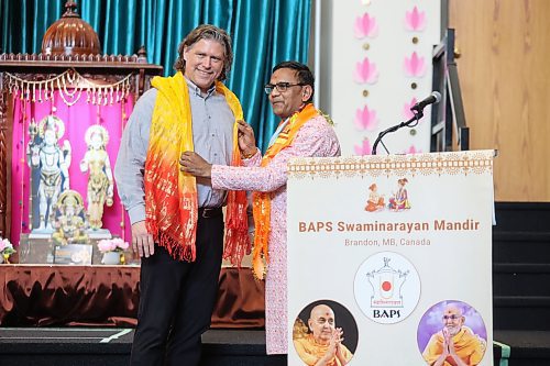 Brandon Mayor Jeff Fawcett is honoured with a spiritual garland by VHP Canada vice-president Mahendra Bhandari for Fawcett's support of Brandon's Hindu community. (Abiola Odutola/The Brandon Sun)