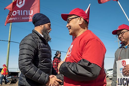 BROOK JONES / FREE PRESS
Canada's NDP Leader Jagmeet Singh (left) shakes hands with Griffin Wheel Company workers, Unifor Local 144, and supporters who are on the picket line fighting for fair benefits and pensions. Singh was pictured with striking workers from this train wheel manufacturing plant in Winnipeg, Man., Thursday, April 4, 2024.