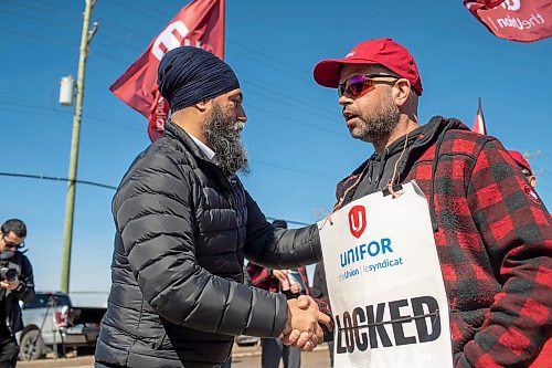 BROOK JONES / FREE PRESS
Canada's NDP Leader Jagmeet Singh (left) shakes hands with Griffin Wheel Company workers, Unifor Local 144, and supporters who are on the picket line fighting for fair benefits and pensions. Singh was pictured with striking workers from this train wheel manufacturing plant in Winnipeg, Man., Thursday, April 4, 2024.