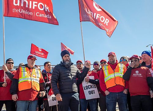 BROOK JONES / FREE PRESS
Canada's NDP Leader Jagmeet Singh (middle) revs up Griffin Wheel Company workers, Unifor Local 144, while they are on the picket line fighting for fair benefits and pensions at this train wheel manufacturing plant in Winnipeg, Man., Thursday, April 4, 2024.