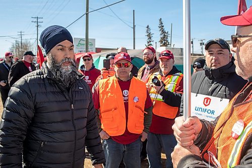 BROOK JONES / FREE PRESS
Canada's NDP Leader Jagmeet Singh (left) meets with Griffin Wheel Company workers, Unifor Local 144, while they are on the picket line fighting for fair benefits and pensions at this train wheel manufacturing plant in Winnipeg, Man., Thursday, April 4, 2024.