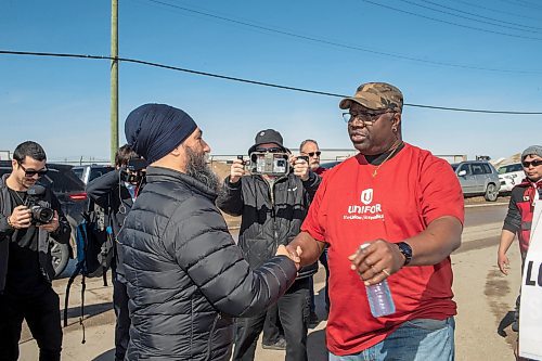 BROOK JONES / FREE PRESS
Canada's NDP Leader Jagmeet Singh (left) shakes hands with Teddy Olukoya who has been working for Griffin Wheel Company for 12 years. He was on the picket line with fellow workers, Unifor Local 144, while they fight for fair benefits and pensions. Singh was pictured with striking workers from this train wheel manufacturing plant in Winnipeg, Man., Thursday, April 4, 2024.