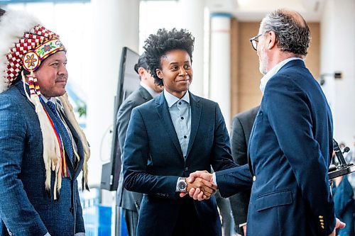 MIKAELA MACKENZIE / FREE PRESS
Health minister Uzoma Asagwara (centre) shakes hands with True North Real Estate Development president Jim Ludlow at Portage Place after a press conference announced new redevelopment details for the space on Friday, April 5, 2024.
For Chris story.
