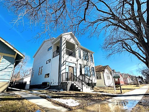 Ruth Bonneville / Free Press

Local - Infill housing 

A large, newly built two-storey home towers above small bungalows on Beaverbrook Street.

  
April 5th,  2024
