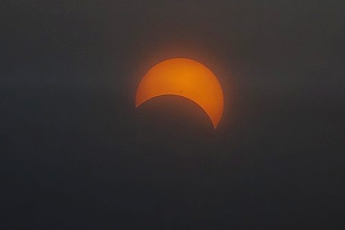 MIKE DEAL / FREE PRESS
A partial solar eclipse during an overcast Monday afternoon at the University of Manitoba.
240408 - Monday, April 08, 2024.