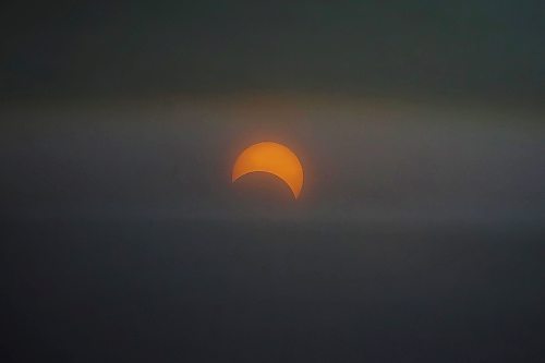 MIKE DEAL / FREE PRESS
A partial solar eclipse during an overcast Monday afternoon at the University of Manitoba.
240408 - Monday, April 08, 2024.