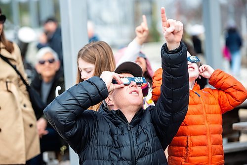 MIKAELA MACKENZIE / FREE PRESS
	
Phil Snarr and his son, Jack Snarr (eight), take a look through their eclipse glasses at the solar eclipse viewing party at The Leaf in Assiniboine Park on Monday, April 8, 2024. 

For Nicole story.