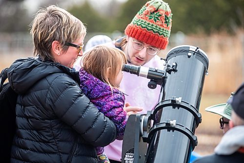 MIKAELA MACKENZIE / FREE PRESS
	
Willa Gerullis (two) and her mom, Sara Gerullis, take a look through the telescope at the solar eclipse viewing party at The Leaf in Assiniboine Park on Monday, April 8, 2024. 

For Nicole story.