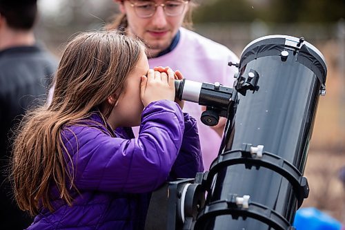 MIKAELA MACKENZIE / FREE PRESS
	
Liesl Gerullis (eight) takes a look through the telescope at the solar eclipse viewing party at The Leaf in Assiniboine Park on Monday, April 8, 2024. 

For Nicole story.