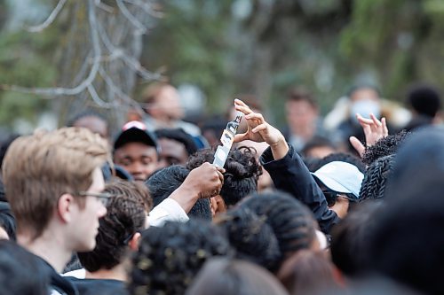 MIKE DEAL / FREE PRESS
Students gather on the Quad at the University of Manitoba to collect free viewing glasses and watch the partial solar eclipse during an overcast Monday afternoon.
240408 - Monday, April 08, 2024.