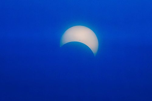 MIKE DEAL / FREE PRESS
A partial solar eclipse during an overcast Monday afternoon at the University of Manitoba.
240408 - Monday, April 08, 2024.