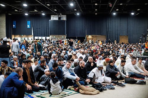 MIKE DEAL / FREE PRESS
Thousands take part in the Eid Mubarak prayer at RBC Convention Centre Wednesday morning marking the end of the month of Ramadan.
240410 - Wednesday, April 10, 2024.