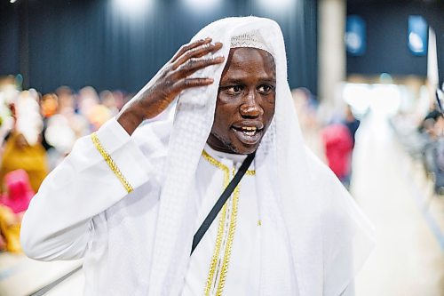 MIKE DEAL / FREE PRESS
Muhammad Ayii talks about Eid Mubarak Wednesday morning before the payer.
Thousands take part in the Eid Mubarak prayer at RBC Convention Centre Wednesday morning marking the end of the month of Ramadan.
240410 - Wednesday, April 10, 2024.
