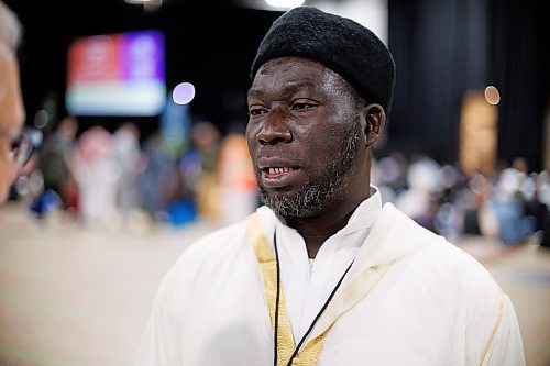 MIKE DEAL / FREE PRESS
Adeola Bakare talks about Eid Mubarak Wednesday morning before the payer.
Thousands take part in the Eid Mubarak prayer at RBC Convention Centre Wednesday morning marking the end of the month of Ramadan.
240410 - Wednesday, April 10, 2024.