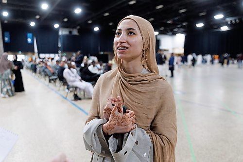 MIKE DEAL / FREE PRESS
Rayan Asseel, 19, talks about Eid Mubarak Wednesday morning before the payer.
Thousands take part in the Eid Mubarak prayer at RBC Convention Centre Wednesday morning marking the end of the month of Ramadan.
240410 - Wednesday, April 10, 2024.