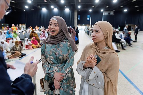 MIKE DEAL / FREE PRESS
Hanaa Asseel (left), 21, and her sister, Rayan Asseel, 19, talk about Eid Mubarak Wednesday morning before the payer.
Thousands take part in the Eid Mubarak prayer at RBC Convention Centre Wednesday morning marking the end of the month of Ramadan.
240410 - Wednesday, April 10, 2024.