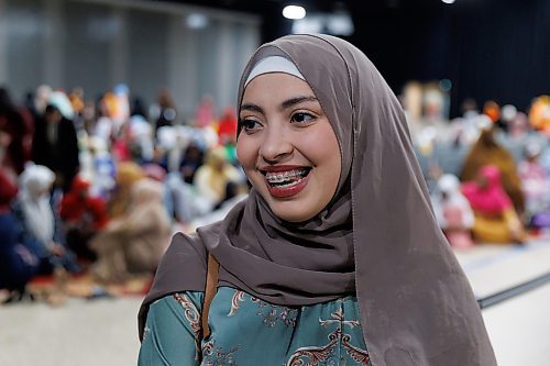 MIKE DEAL / FREE PRESS
Hanaa Asseel, 21, talks about Eid Mubarak Wednesday morning before the payer.
Thousands take part in the Eid Mubarak prayer at RBC Convention Centre Wednesday morning marking the end of the month of Ramadan.
240410 - Wednesday, April 10, 2024.
